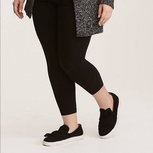 Torrid cropped black leggings - Size 2 (18/20)